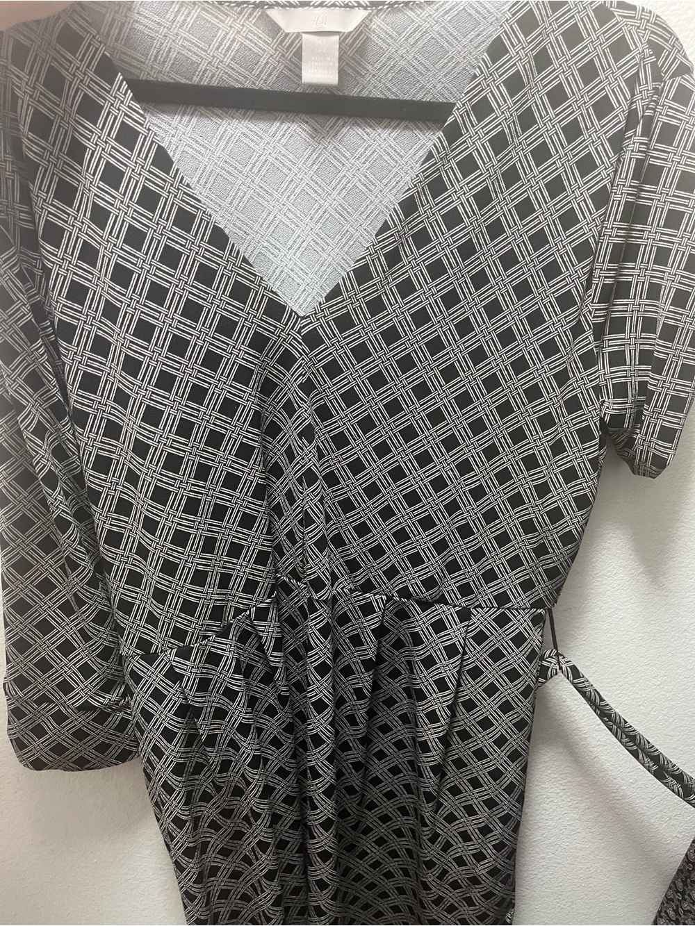 H&M tie dress Black Gray Patterned V-Neck print geometric large - Picture 3 of 4